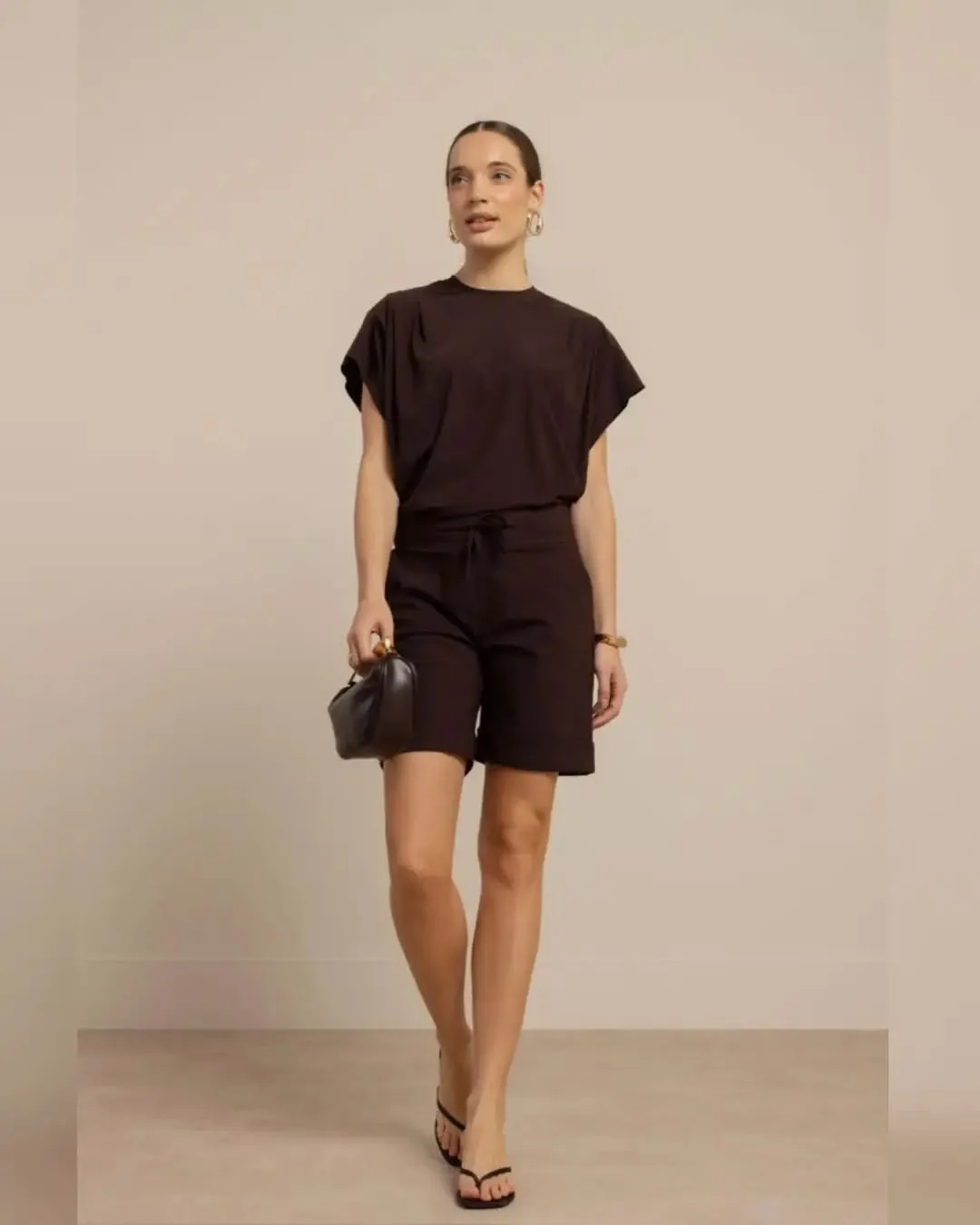 De Leona Top @studioanneloes is een verfijnde basic met een elegante uitstraling in de prachtige lleur espresso🤎

#studioanneloes #studioanneloesbasics #basictop #espresso #traveltop