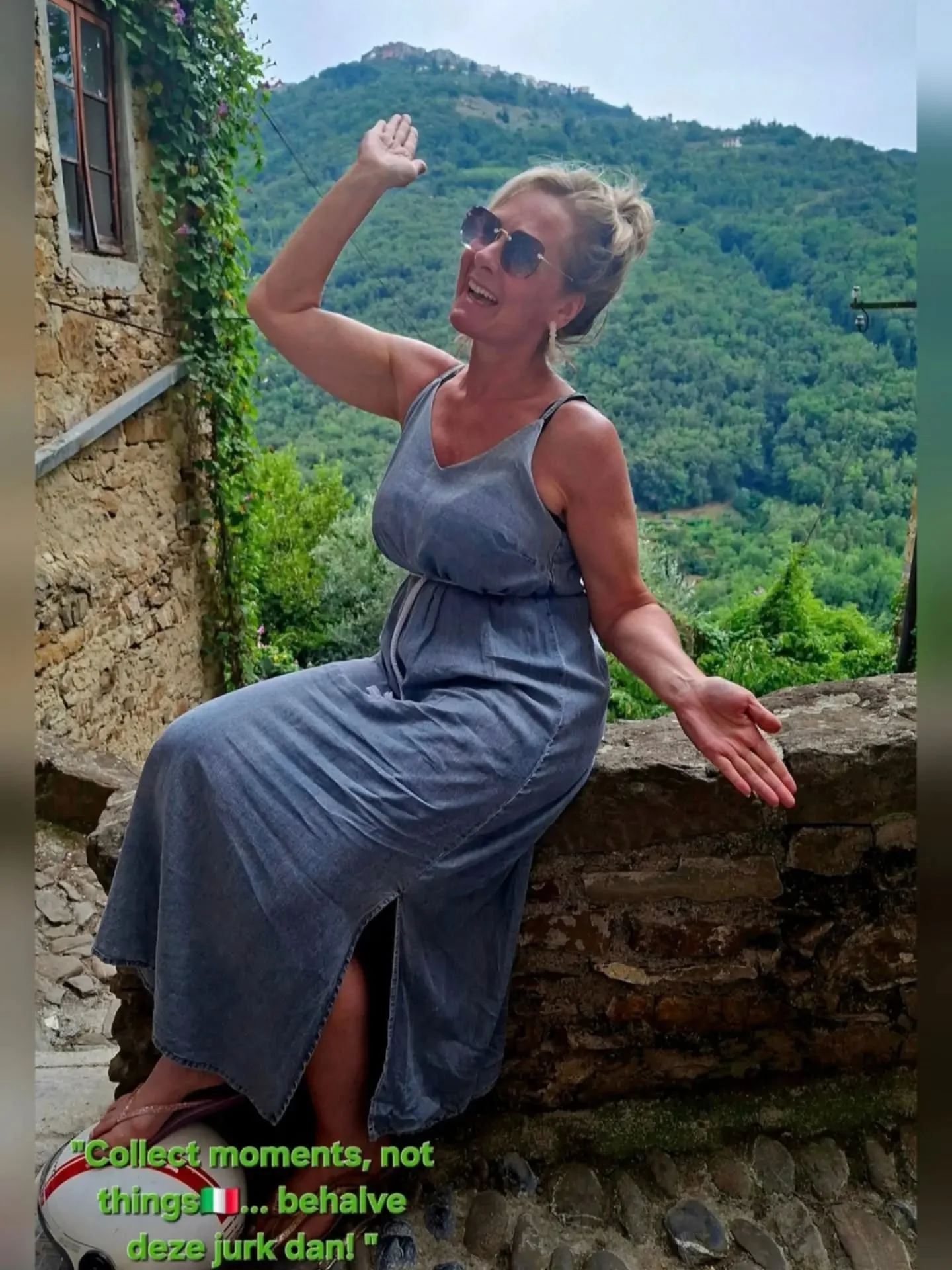 Kofferstress? Deze lange jurk lost alles op. Geen fan van een ceintuur? Deze jurk draag je net zo leuk los.
Hij is heerlijk luchtig en je ziet erin uit om door een ringetie te halen. Passen, inpakken, meenemen!

#vakantieoutfit #maxijurk #Zomerstijl  #kofferinpakken #jurkenliefde