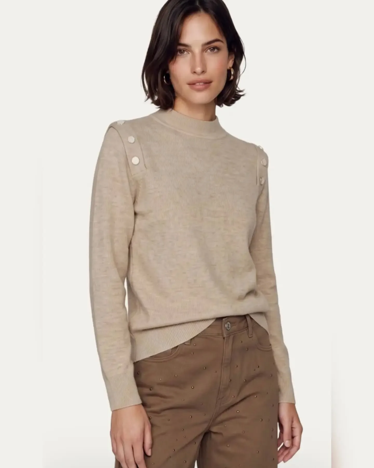 De Kalina trui €49.99 @cs_thelabel is een stijlvolle knit met opvallende knoop details op de schouders. In twee kleuren verkrijgbaar. 30% Polyester, 28% Acryl, 21% Polyamide, 21% Viscose

#csthelabel #bordeauxrood #khaki #knoopdetail #knittedtop