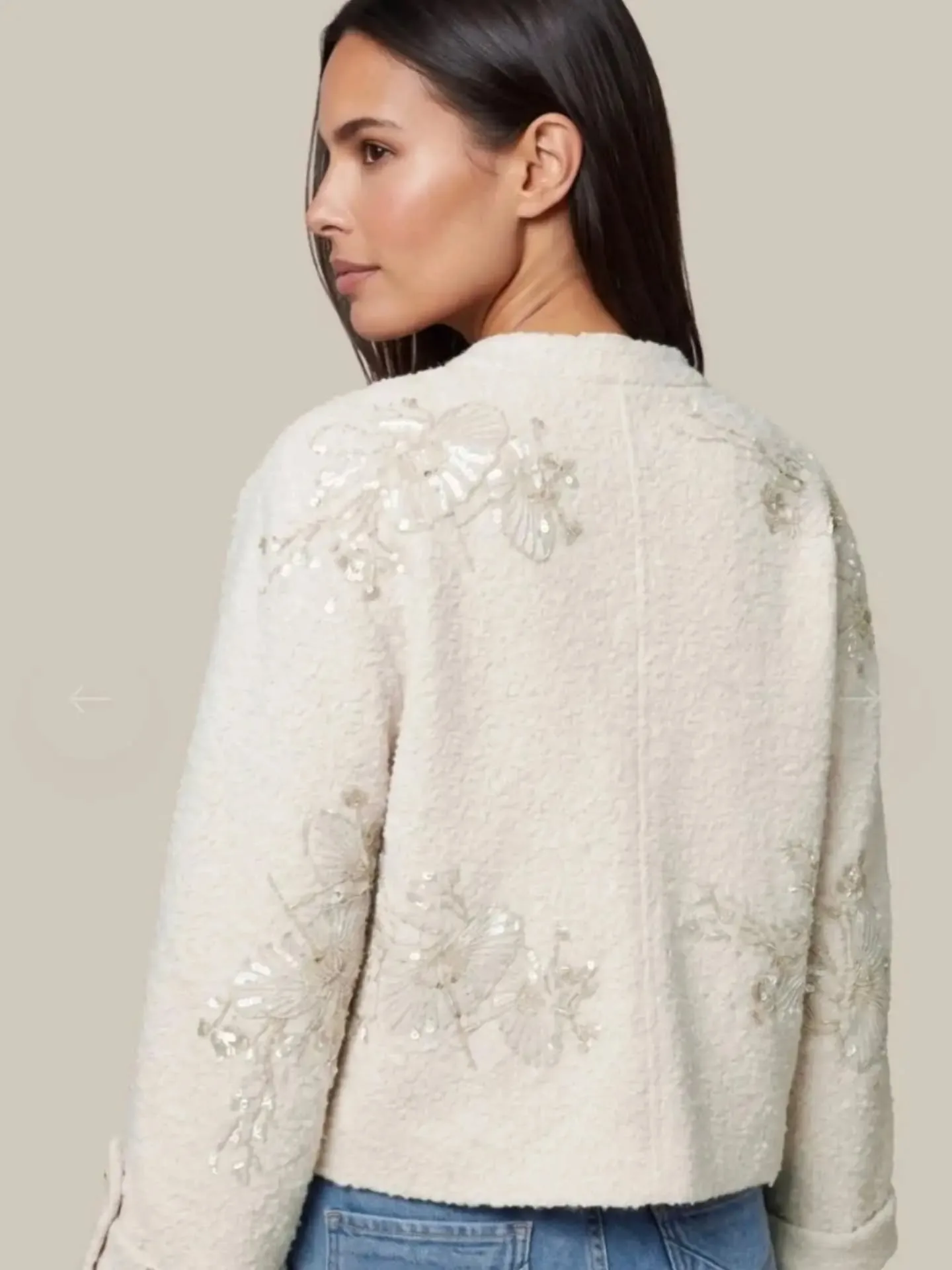 Upgrade je look direct met de Bryndís mantel @gmaxxfashion Deze zachte boucléjas heeft een supervrouwelijke touch dankziį het subtiele bloemenborduursel en de glinsterende pailletten die je outfit meteen laten stralen.  Maten: S/M/L en XL 

#gmaxxdamesmode #wolwit #damesmode #dezewiljehebben #stralenddedeuruit