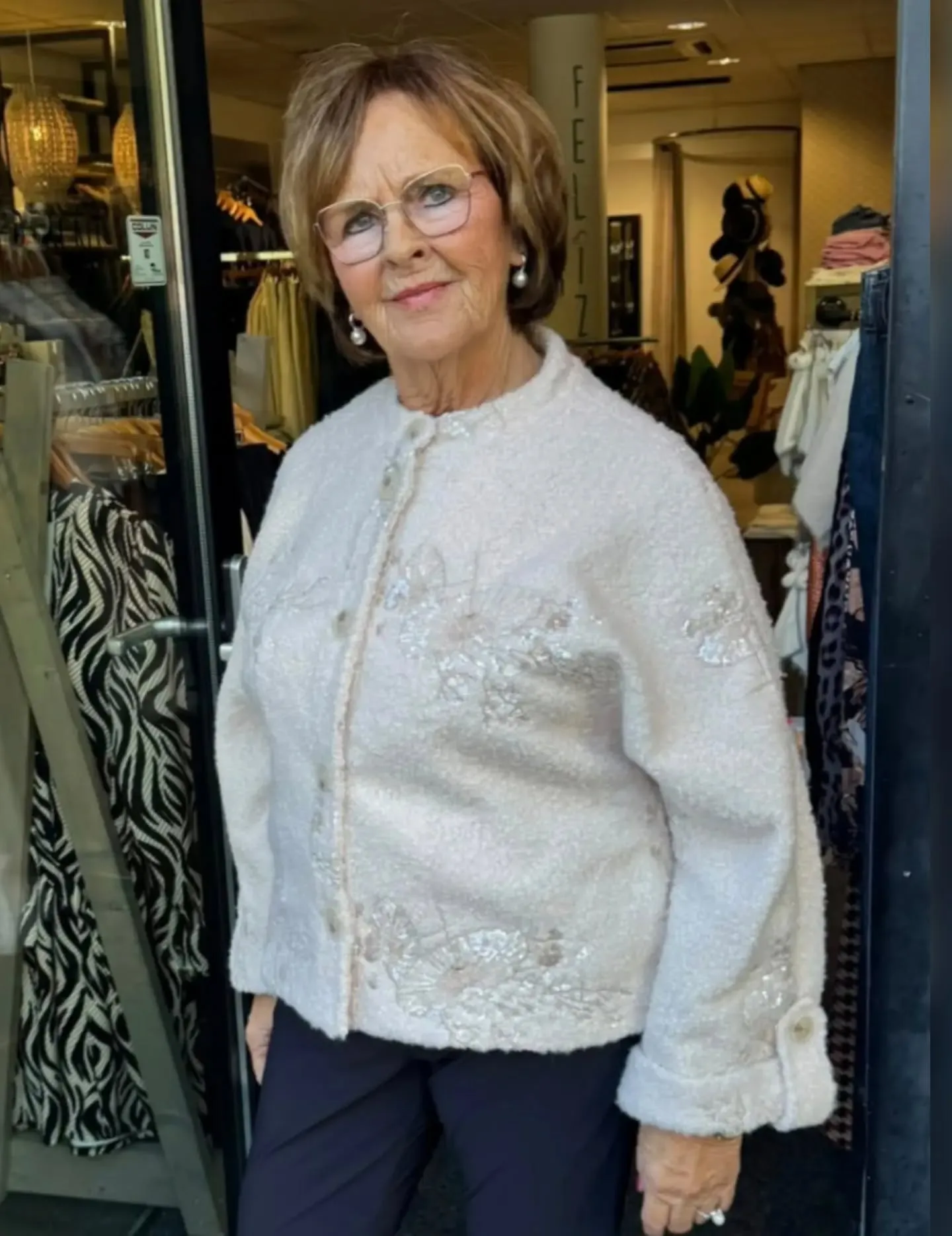 💫Deze zachte bouclé eyecatcher met subtiele pailletten en bloemenborduursels @gmaxxfashion geeft elke outfit een luxueuze touch. Perfect voor over een blouse of jurk, van daytime chic tot een speciale avond uit.💯 nog in de maten: S/M en XL €99.99

#gmaxx #bouclecoat #damesmode #ootd #stij|ltip