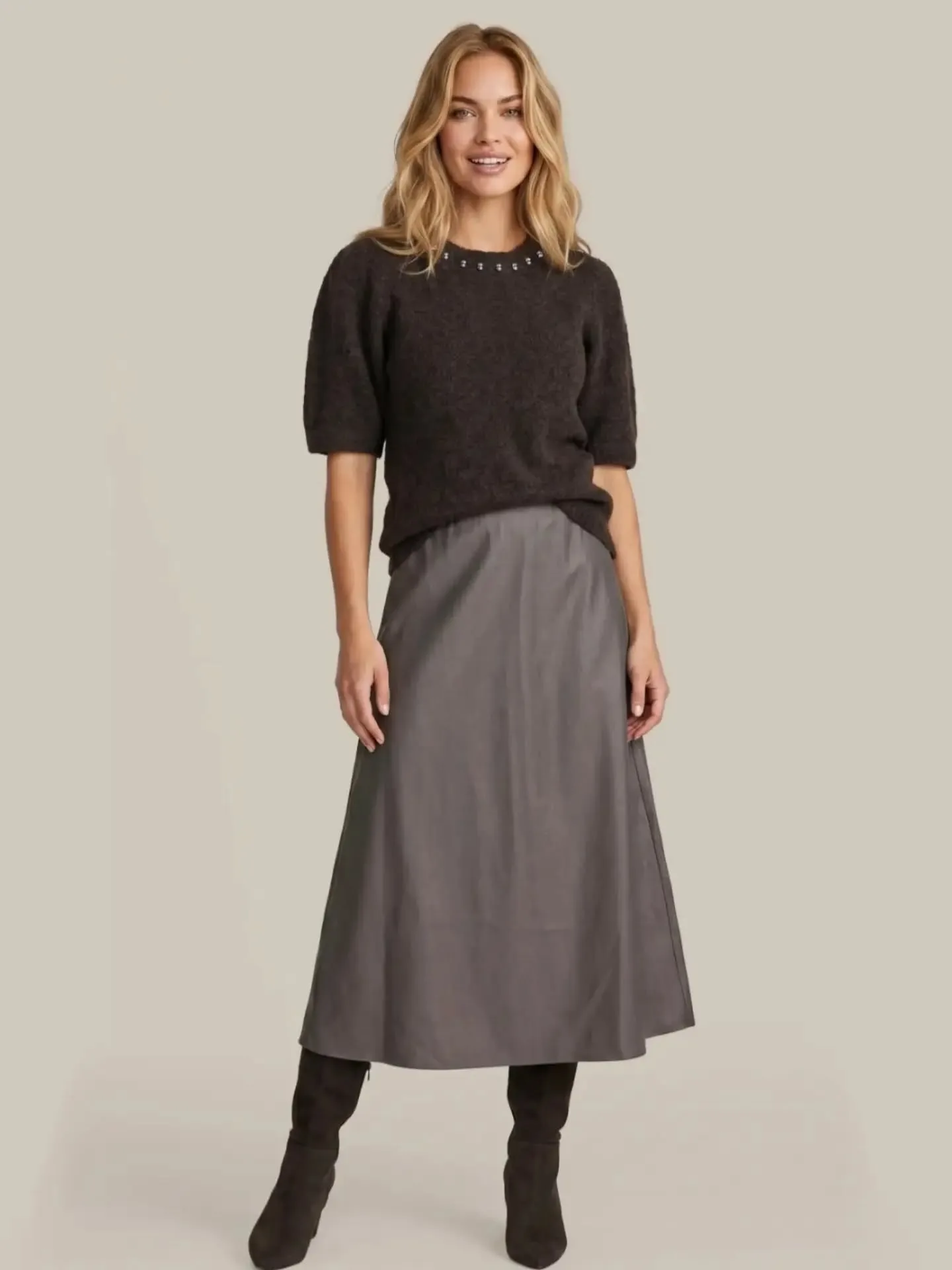 ✨ Chic zonder moeite! ✨
De @gmaxxfashion Catriona Skirt in Dark Earth (€69,99) is jouw nieuwe favoriet. Een soepelvallende A-lijn rok met een luxe, subtiele glans die je silhouet prachtig laat uitkomen.
Gemaakt van een comfortabele materiaalmix (82% rayon, 11% polyester, 7% polyamide). 

#gmaxx #catrionaskirt #darkearth #fallfashion #ootd
