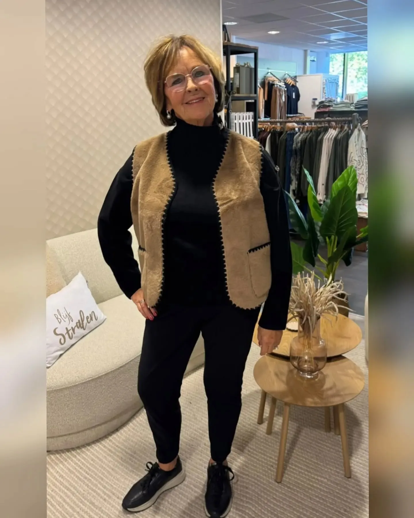 Het Glenn gilet (€39,99) @cs_thelabel is een heerlijk zacht teddy gilet met een nonchalante look Perfect om extra stijl  toe te voegen aan je outfit.
Hier gecombineerd met een prachtige zwarte trui van Yest (€69,99) en een mooie basisbroek @studioanneloes 🤩
Zo zie je maar hoe leuk je onze labels kunt mixen en matchen!

#glenngilet #teddygilet #yestfashion #studioanneloes #laagieslook