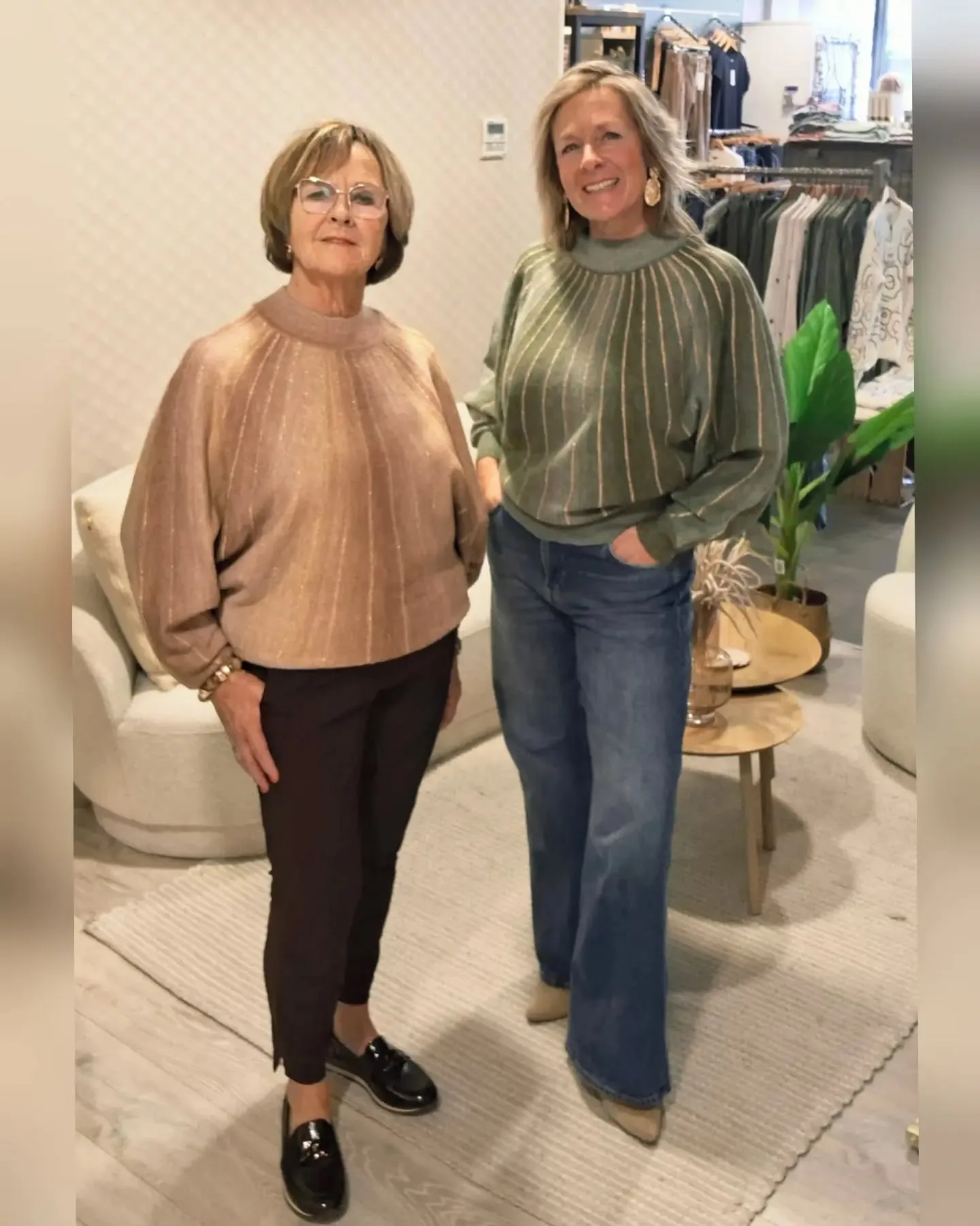 Wauww❤️ de clementine trui @gmaxxfashion is een echte topper met een bijzonder breipatroon, subtiele glans en een prachtig vrouwelijk silhouet.
In twee kleuren, Cosy Green of het warme Brown Sugar ? Voor de prijs var €69,99 kun je deze eyecatcher sowieso niet laten hangen:😉

#ootd #fashionlovers #cosygreen #betaalbaremode #najaarslook