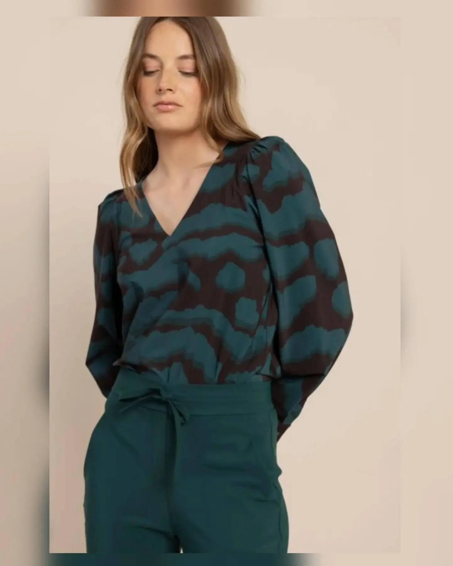 Sfeer in een handomdraai! De Les Blurred Top @studioanneloes combineert een grafische Espresso print met vrouwelijke pofmouwen. Gemaakt van kreukvrije, comfortabele travelstof. Stij|lvol en moeiteloos!💯

#studioanneloes #travelstof #damesmode #ootd
