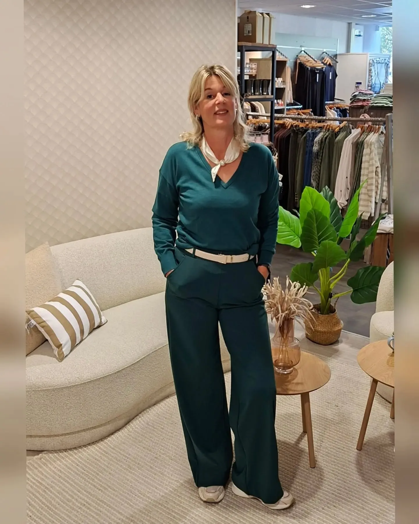 Klaar voor een stijlvolle upgrade? @studioanneloes Ruth Vneck Pullover in Dark Teal matcht perfect met de Lexie Trousers. ( TOP BROEK💯👌)
Draag deze comfortabele set ton-sur-ton en stijl hem af met een (off-white) sjaaltje en riem.💫Chic, comfy en moeiteloos on-trend!

#studioanneloes #darkteal #casualchic #modemusthave #outfitinspiratie