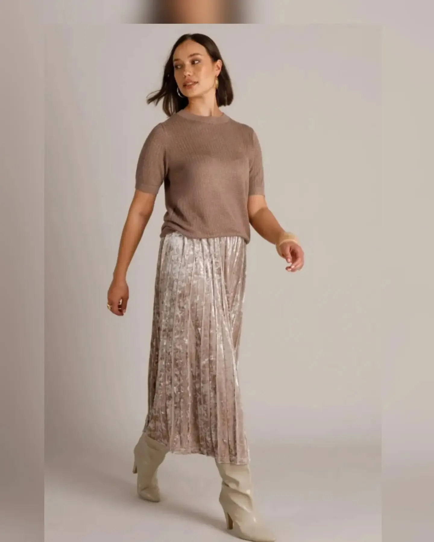 @yestfashion Wermina Rok Taupe Grey €49.99 brengt precies de juiste dosis feestelijke flair.De zachte velvet look, fijne plooien en zwierige A-lijn zorgen ervoo