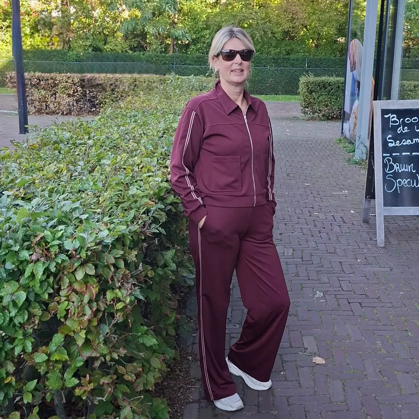 Wie zegt dat je moet kiezen tusser comfortabel en mega stijlvol?
Sportief, modern en stiekem net zo comfortabel als je favoriete pyjama😉. De Floor jacket heeft die iconische strepen op de mouw en een prijs waar je portemonnee heel blij van wordt.🙌
Match hem met de Patly broek voor de ultieme sporty look, of gooi hem op je favoriete jeans.👖

#fashionpost #sportychic #bordeauxred #ootdfashion #trendalert