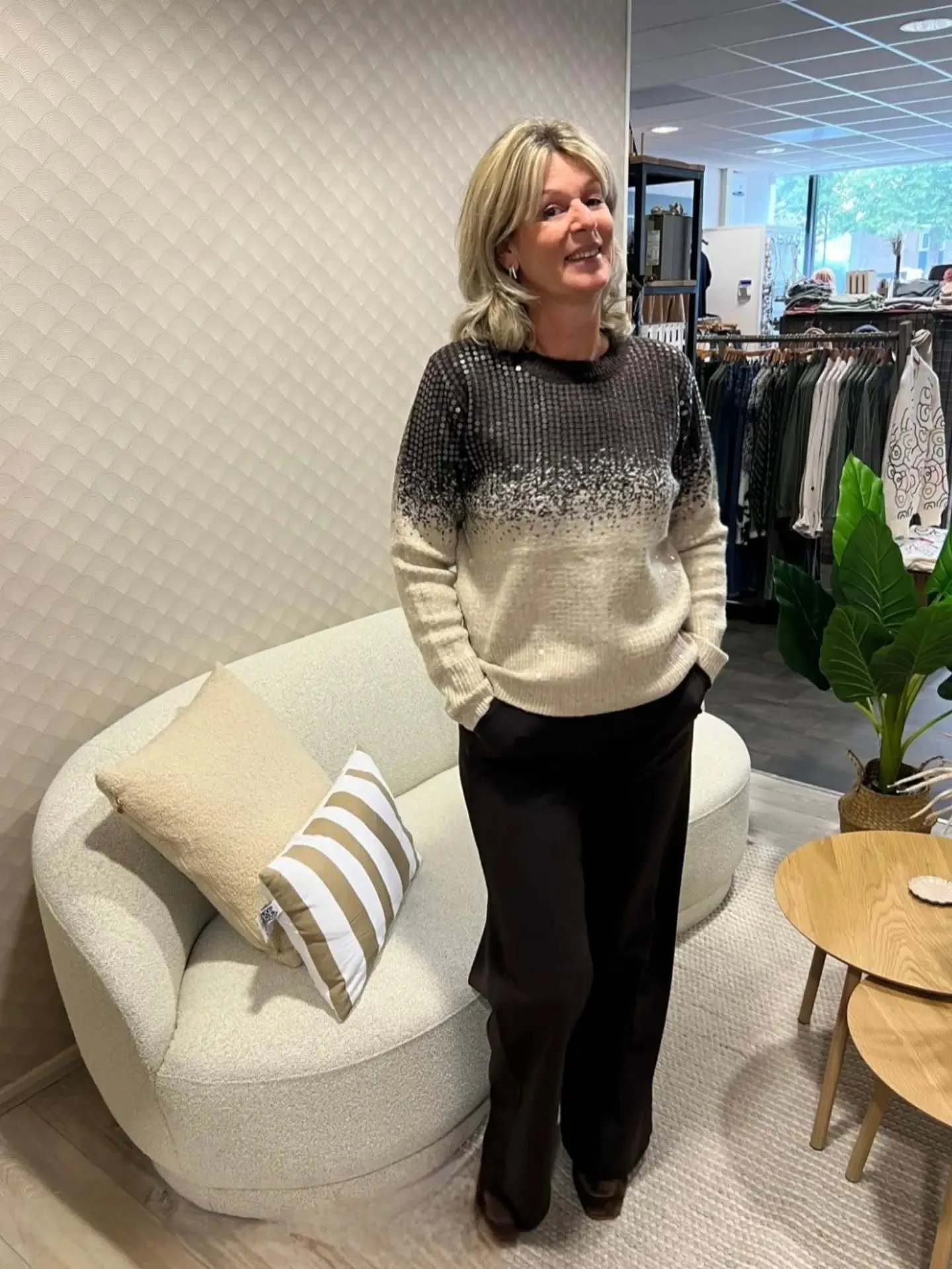 Zin in een flinke dosis glamour op een gewone doordeweekse dag? Met de @cs_thelabel Krissy Knit Pullover in Dark Chocolate/Sand steel jij gegarandeerd de show!💯 maten: XS tot XXL €59,99

#csthelabel #statementknitwear #chocolateandsand #fashionmusthave #glitterlook