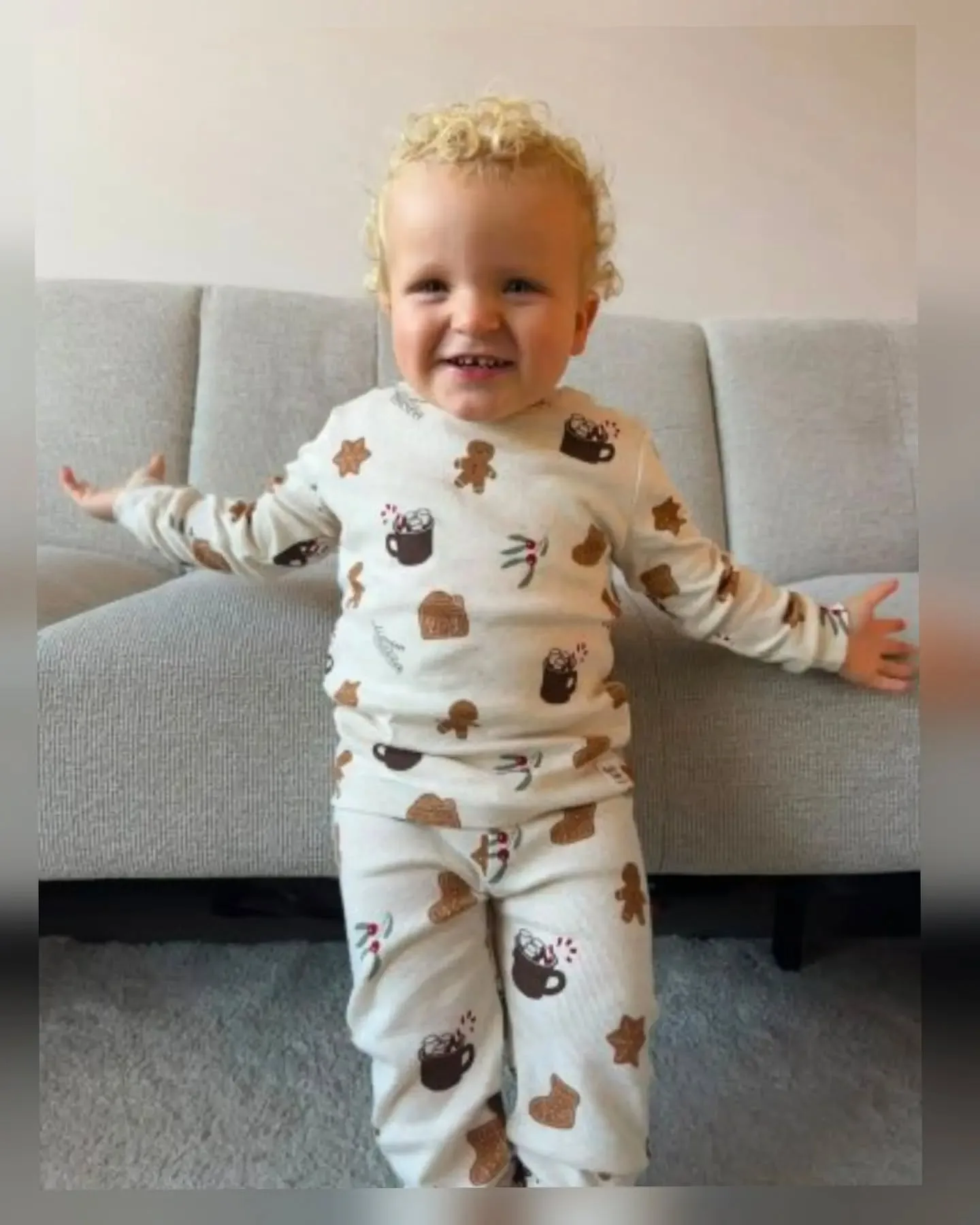 PAS OP❗️Extreem hoog smeltgevaar❤️! @feetjebaby Premium 'Cosy Cookie` pyjama is binnen en zó leuk! De print: Te gekke koekjes! De kleur: Tijdloos, rustig beige. En het model? Kijk nou zelf...dit prachtige knulletje steelt toch direct je hart! Maten: 62 tot 110 

#feetjeofficial #slaaplekker #babyoutfit #cutenessoverload #kinderpyjama