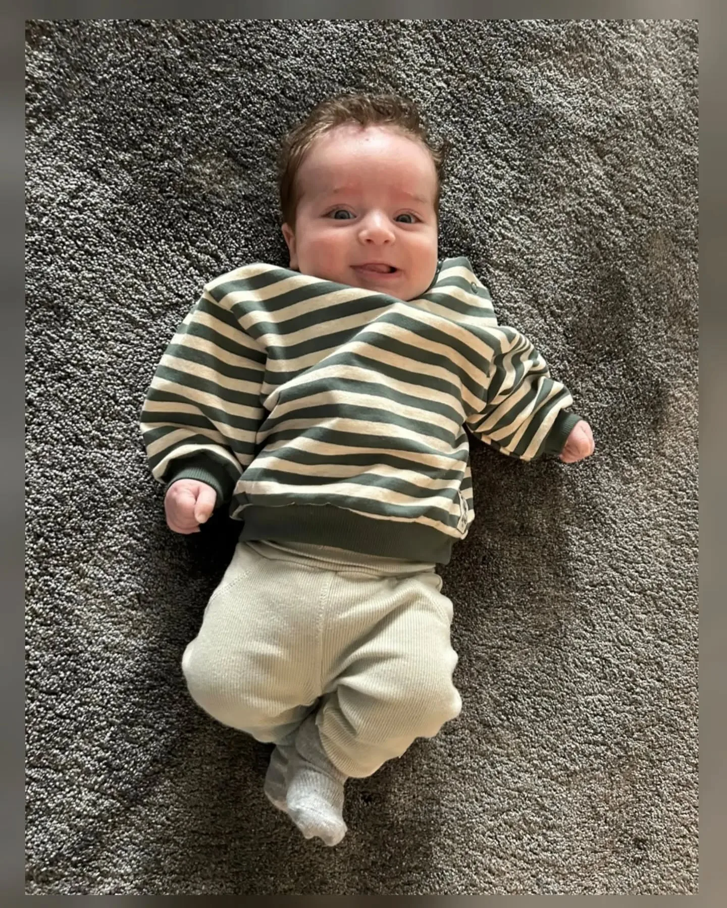 Kijk deze kleine, lieve, knapperd eens shinen!🥰 in de gestreepte Feetje sweater Wiggle and Waddle (€22,99) is superzacht en perfect om heerlijk in te bewegen. Shop hem snel!

#feetje #babykleding #babyfashion #babysweater #wiggleandwaddle