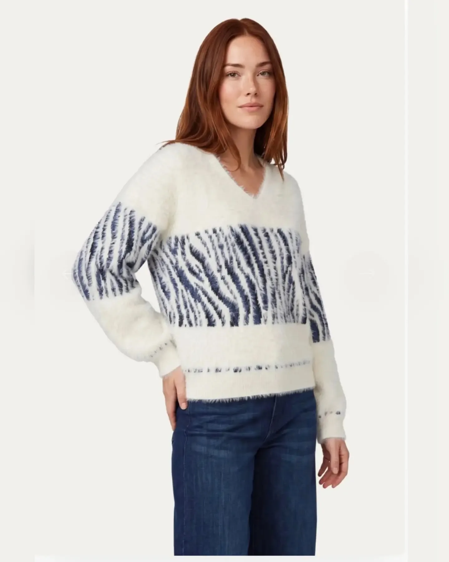 Dit is alles behalve een saaie trui!💯 De @gmaxxfashion lsabeau Knit Top in Wool White €69.99  is superzacht en fluffy. Door de vrouweliįke V-hals en het opvallende donkerblauwe zebradessin is dit DE eyecatcher voor jouw outfit. 

#gmaxx #zeebramotief #vachtjestrui #damesmode #modetrends