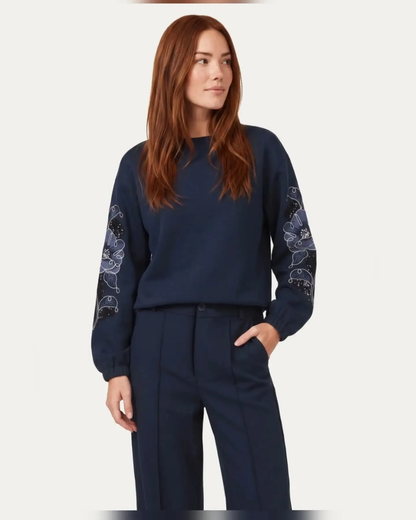 Comfort & sparkle in één! .De Nerissa top is de sweater die je wilt hebben. Een heerlijke relaxte fit, met die prachtige bloemdetails en pailletten op de mouwen voor een unieke touch. Comfy en chic in één!💯 €69.99 @gmaxxfashion

 #comfychic #sweaterweather #pailletten #bloemendetail #ootdfashion